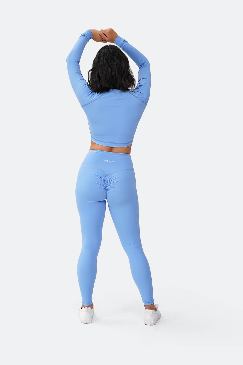 Set sportivo azzurro con crop top a maniche lunghe